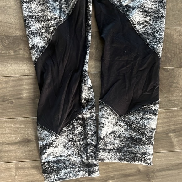 Lululemon Pace Rival Crop (22")
Power Luxtreme Hazy Days Black White Leggings - Picture 4 of 10